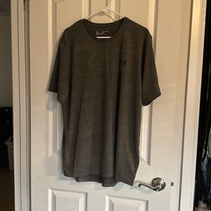 Under armor men’s loose fit tee XL like new